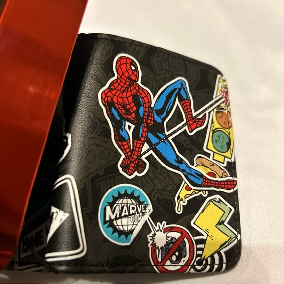 Sold Spider-Man Marvel Media Special Trifold Wallet in Red Collectors Tin - Picture 6 of 11